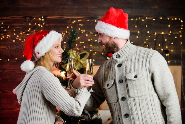 Фото Рождественская традиция укрепить дружбу особым обрядом застолья мужчина и женщина одновременно выпивают стаканы празднование рождества вместе влюбленная пара наслаждается празднованием рождества