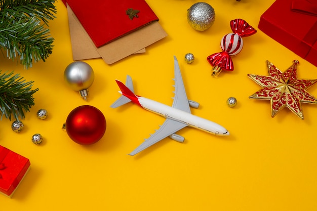 写真 飛行機とクリスマス旅行のコンセプト