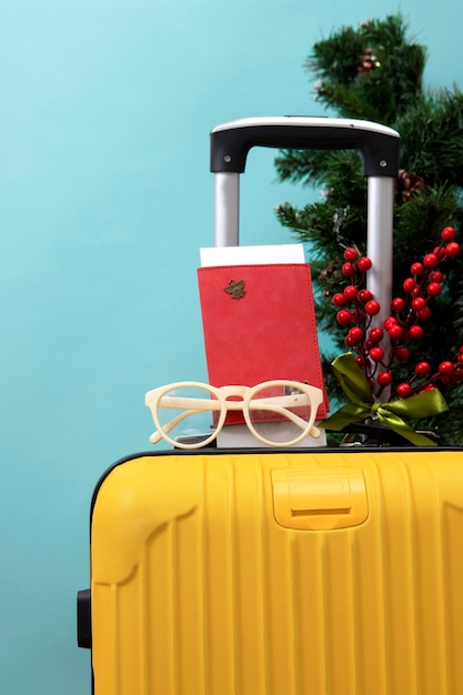 Photo christmas travel concept with luggage