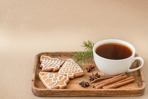 Рождественское угощение чашка чая пряники и специи