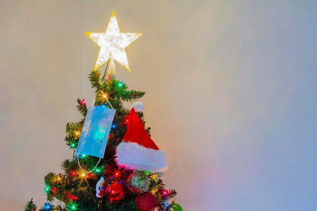 Albero di natale contro il cielo