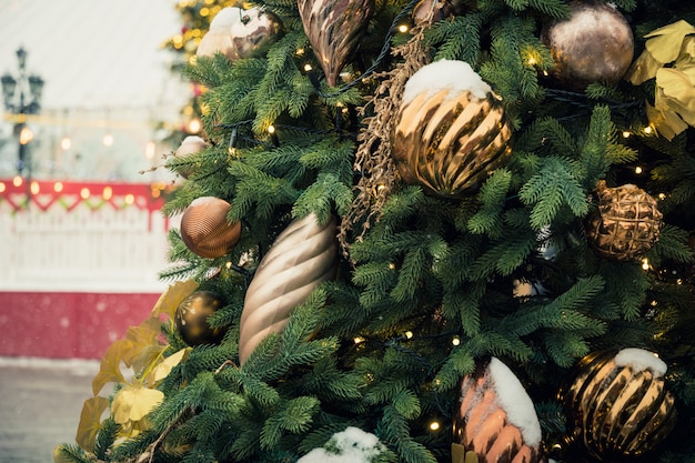 クリスマスツリーと赤の広場のカルーセル。クリスマスのお祝いと妖精。新年。装飾された都市。