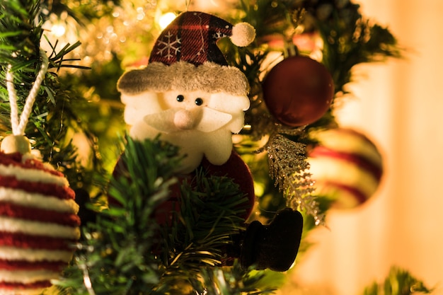 장식품으로 조립된 크리스마스 트리. 빨간색, 은색 및 금색 공, 선물 상자, 조명, 산타 클로스 및 기타. 선택적 초점입니다.