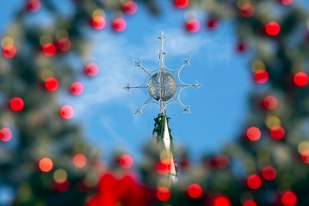 Albero di natale sullo sfondo delle decorazioni sfocate del telaio