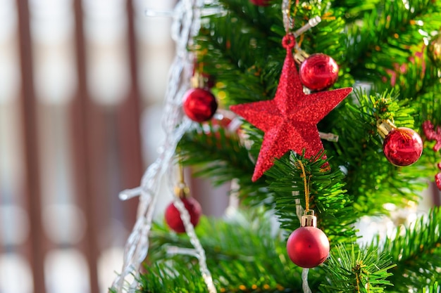 Sfondo dell'albero di natale e albero di natale decorato su sfondo sfocato