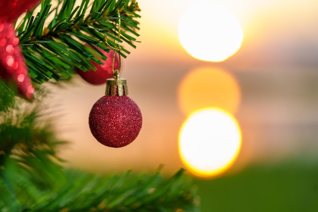 Foto sfondo dell'albero di natale e albero di natale decorato su sfondo sfocato