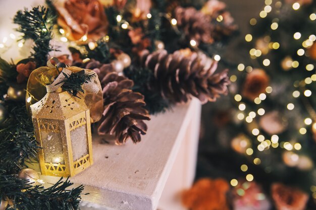 Sfondo dell'albero di natale dettagli delle luci dei giocattoli dei coni dell'albero di capodanno decorato