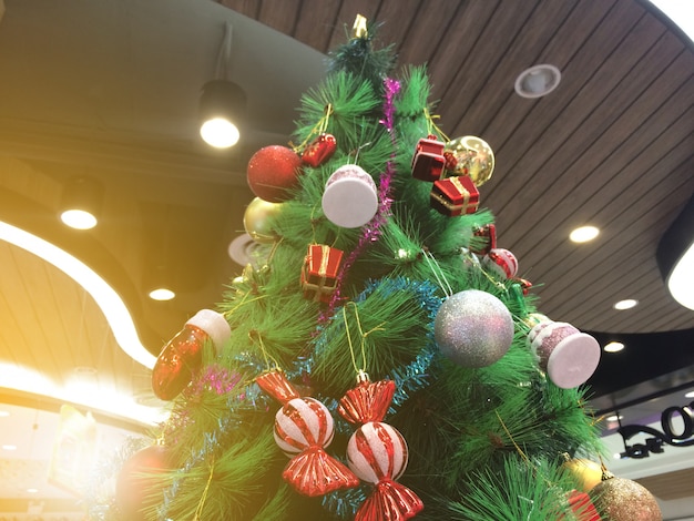 Рождественская елка и шар красоты фон