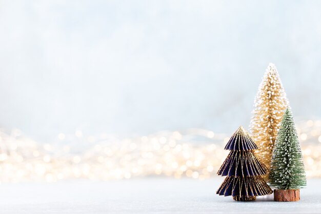 Albero di natale sul fondo del bokeh concetto di celebrazione di festa di natale.