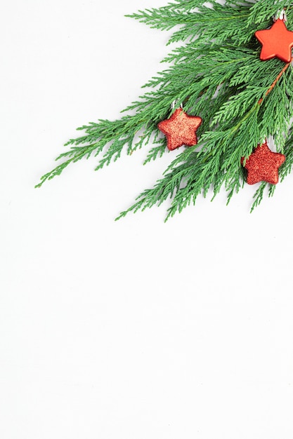 Foto ramo di albero di natale e ornamento stella rossa, vista piana laico e superiore