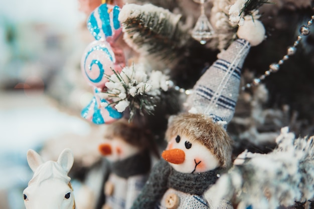 Foto ramo di albero di natale con i giocattoli