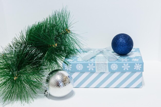 크리스마스 트리 분기 및 흰색 배경에 고립 된 선물 상자