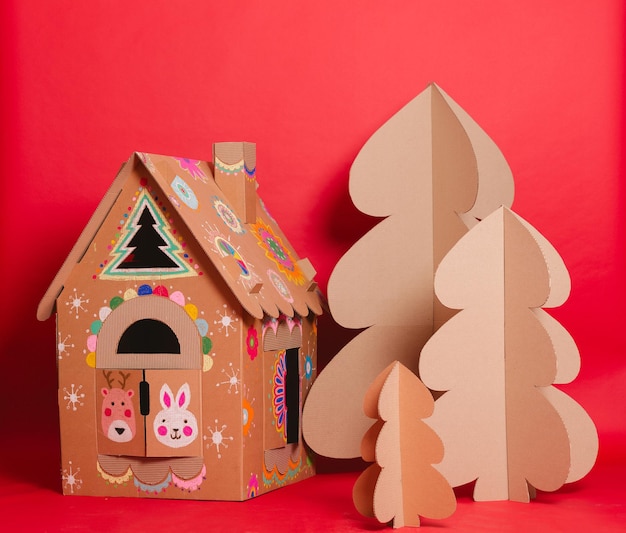 Photo christmas tree and cardboard playhouse made of cardboard unique trees new year or xmas