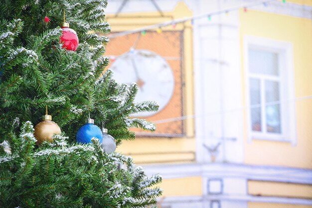 街のクリスマスツリークローズアップ