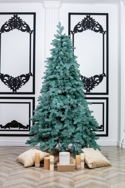 Foto primo piano dell'albero di natale senza giocattoli con regali. buon anno nuovo spirito. albero di natale verde all'interno della casa