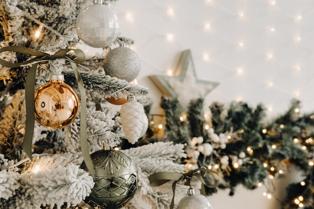 Рождественская елка крупным планом В канун Нового года украшенная заснеженная елка