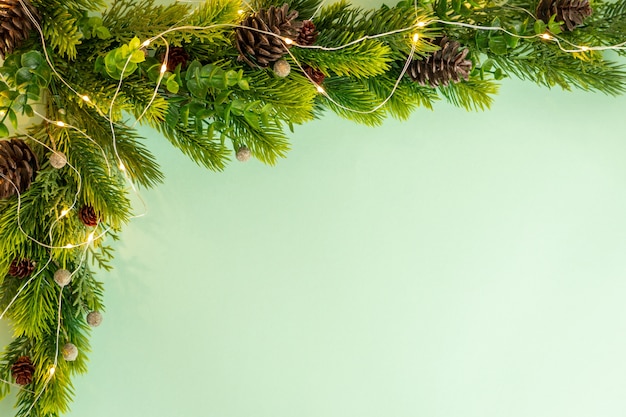 緑の背景フラットレイのクリスマスツリーコーナー装飾