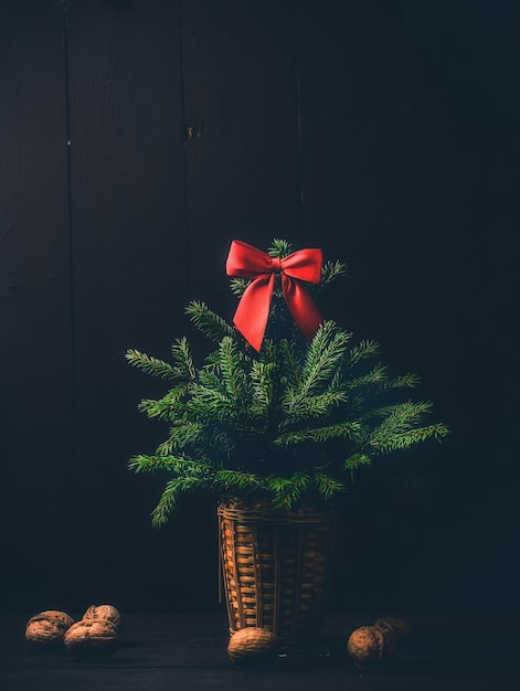 Albero di natale di umore scuro su uno sfondo di legno