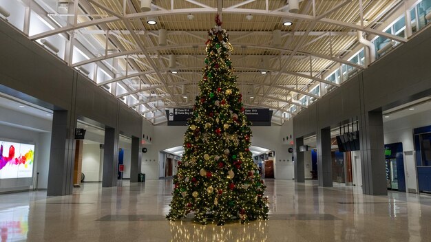 Foto albero di natale decorato all'aeroporto di aruba