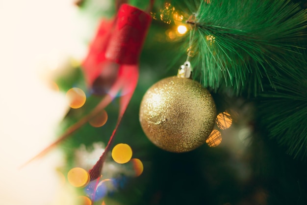 Foto albero di natale decorato con fiocchi di palline e luci su sfondo bianco