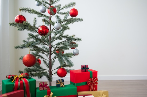 Photo christmas tree decorated with baubles and gifts