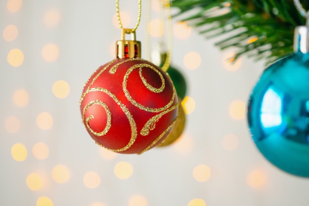 소나무 가지 배경에 빨간 공으로 장식 된 크리스마스 트리