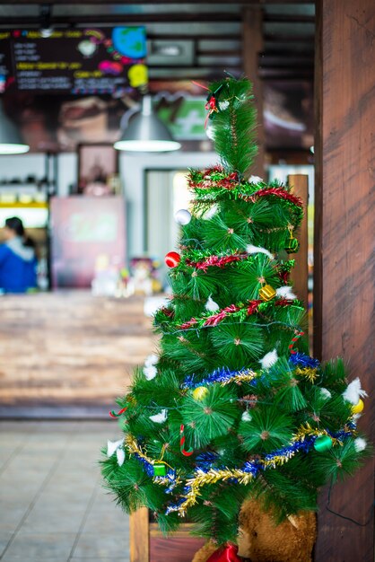 コーヒーのカフェでのクリスマスツリーの装飾。