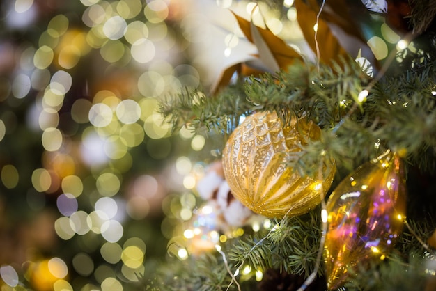 Foto decorazione dell'albero di natale durante le vacanze