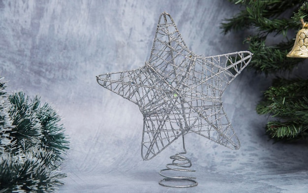 Foto decorazione dell'albero di natale metallici albero di natale stella topper fatto di filo metallico d'argento