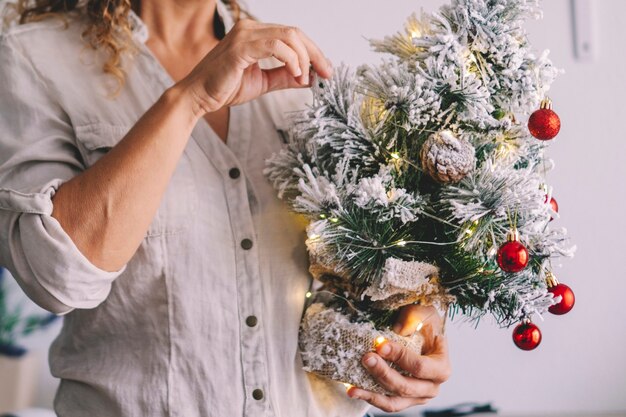 Photo christmas tree decoration and people enjoying holidays