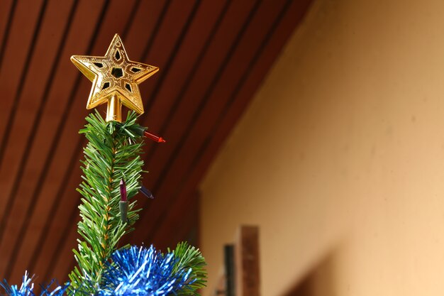 Foto scena di decorazione dell'albero di natale.