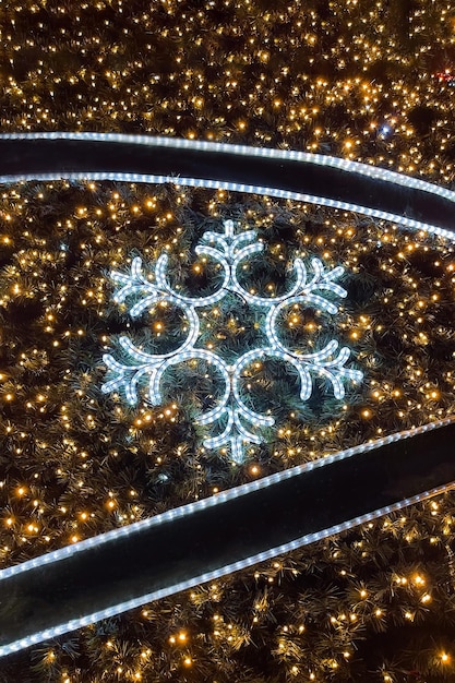 Fiocco di neve della decorazione dell'albero di natale sul primo piano dell'albero di natale