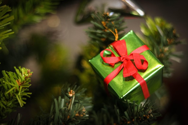 クリスマスの時間に装飾品とぼやけた背景を持つクリスマスツリーの装飾