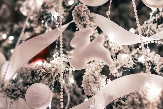 Foto decorazioni per l'albero di natale, fiocchi e ghirlande come biglietto di auguri vintage per decorazioni per la casa per feste di lusso