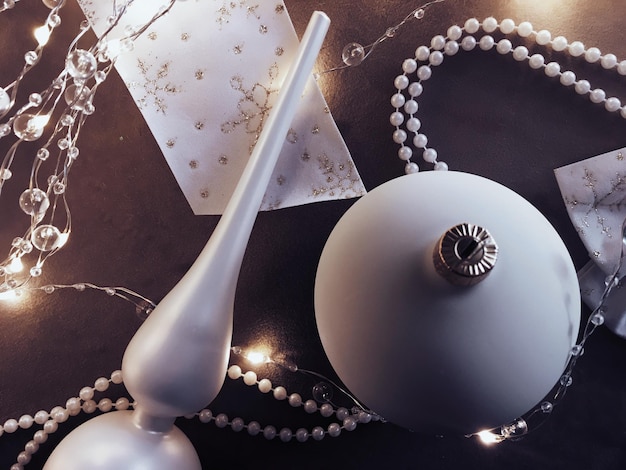クリスマス ツリーの装飾つまらない弓と豪華な休日のブランド flatlay デザインのお祝いの家の装飾ヴィンテージ グリーティング カードとして花輪