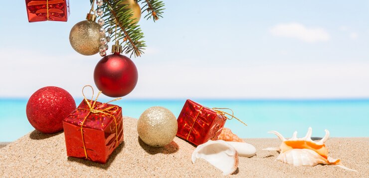 Photo christmas tree decorations on the beach in tropical sea. concept of new year holiday in hot countries
