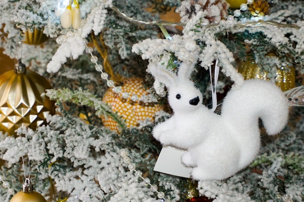 크리스마스 트리 장식. 크리스마스 장난감, 다람쥐, 나비, 구슬 및 화환, 다채로운 풍선. 크리스마스.