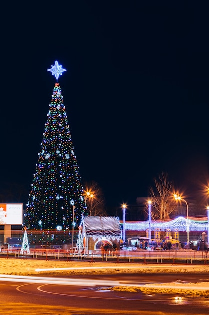 街の広場の装飾のクリスマスツリー