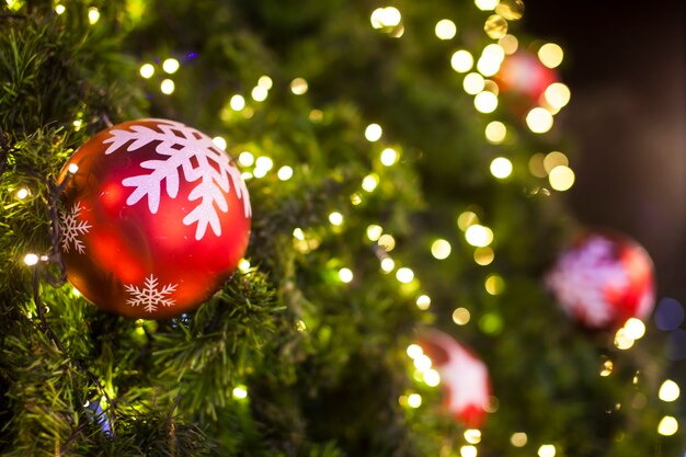 Le decorazioni dell'albero di natale illuminano lo sfondo