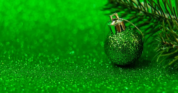 光沢のある背景にクリスマスツリーの装飾。振動の焦点。