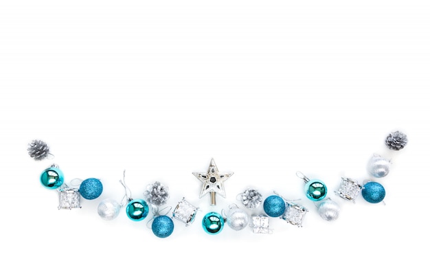 Рождественская елка декоративные украшения из серебряной звезды, шарики, сосновый конус, мишуры на белом фоне