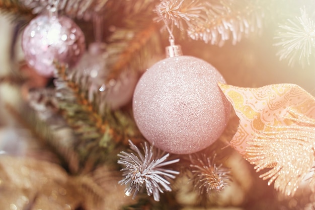 Foto albero di natale, albero di natale sempreverde con giocattoli decorativi con messa a fuoco selettiva