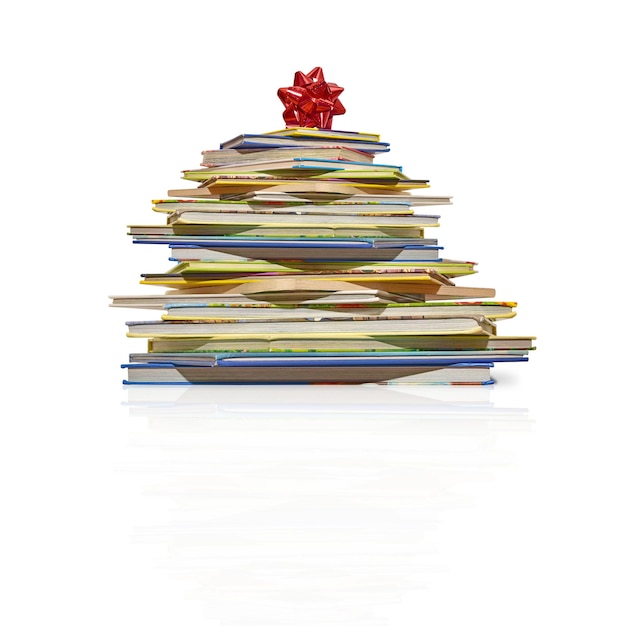 Albero di natale piegato di libri isolati su sfondo bianco con fiocco.