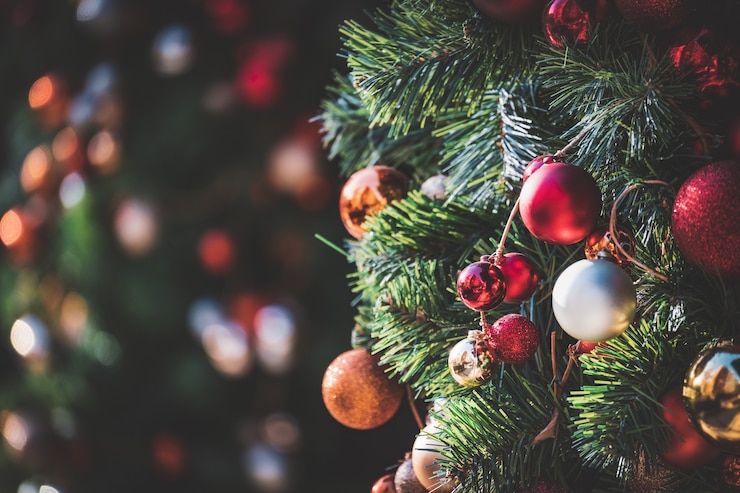 Photo christmas tree garland with baubles