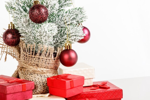 白い背景の上のおもちゃとクリスマスツリーのギフトボックス