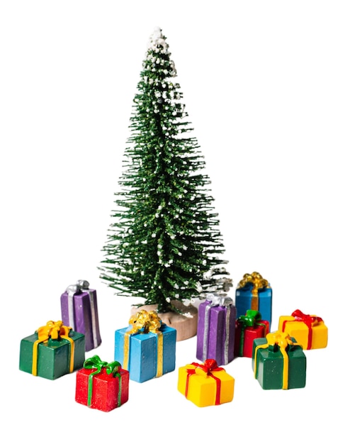 Рождественская елка и подарки изолированы на белом или прозрачном фоне.