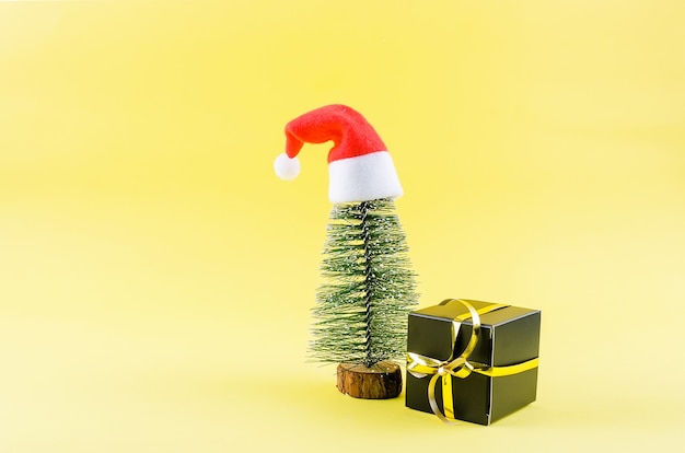 Photo christmas tree and gifts on yellow background