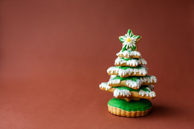 Christmas tree gingerbread on dark red 