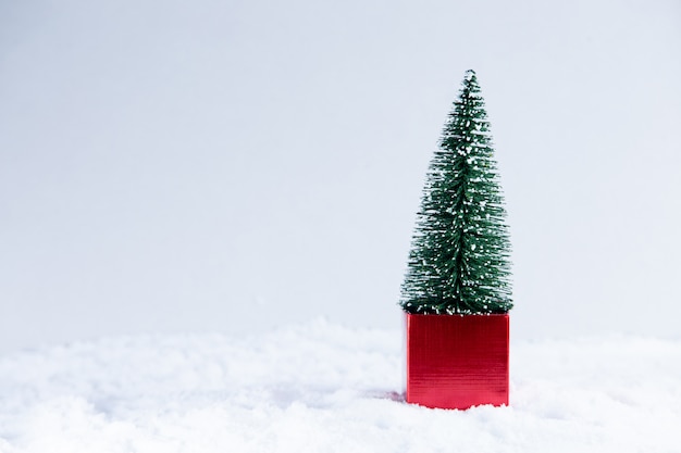 写真 雪の上に赤いギフトボックスでクリスマスツリー