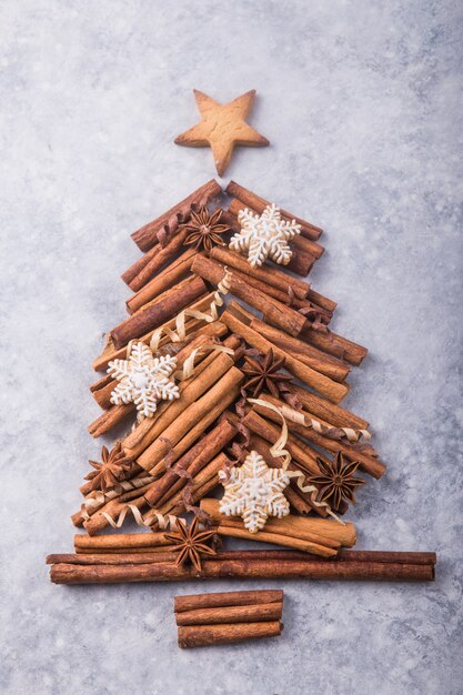 Albero di natale fatto di bastoncini di cannella e biscotti